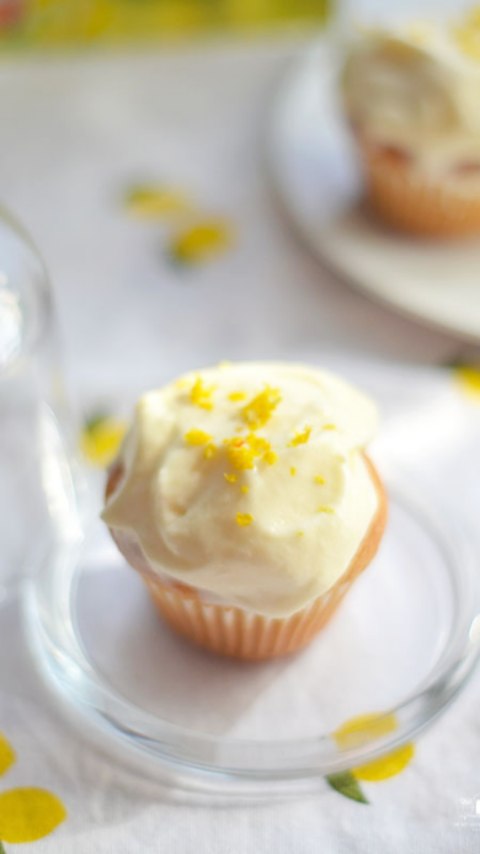 Nueva semana y primer lunes de primavera.

 Vamos a comenzar la semana con estas magdalenas con mousse de limón 🍋 que ya te están esperando en el blog.

Y es que ahora con la llegada de las temperaturas un poquito más alta van apeteciendo sabores más cítricos, así que si buscas algo fresco y muy fácil de hacer... ¡Esta es tu receta!

​👉 Tienes la receta detallada paso a paso en:

🔗 www.inmylittlekitchen.com (Link en mi bio)

 #internationalfoodiesunite  #goldentastyfoodie  #teamhappyfoodies #amigosfoodiesinsta #fellowfoodielovers