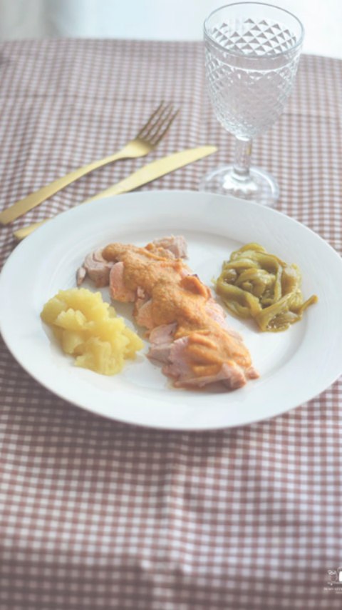 Hoy vengo con un plato muy especial y delicioso.
Este solomillo de cerdo con salsa de verduras, pimientos verdes y compota de manzana es un plato ideal para estas fiestas. 

Puede que sorprenda esta combinación de sabores pero te aseguro que es una combinación ganadora, recomiendo darle una oportunidad, seguro que te encanta.

Para ver la receta solo tienes que ir a @inmylittlekitchen_ pinchar en el enlace directo al blog y luego ir al buscador de recetas ❤️ 

#blog #blogger #foodblog #foodblogger #food #foodie #foodporn #foodlover #foodstagram #home #homemade #homemadefood #homefood  #internationalfoodiesunite #inmylittlekitchen #foodiesinternationalchat #igersmadrid  #goldentastyfoodie #internationalcuisinefamily  #teamhappyfoodies #amigosfoodiesinsta #fellowfoodielovers