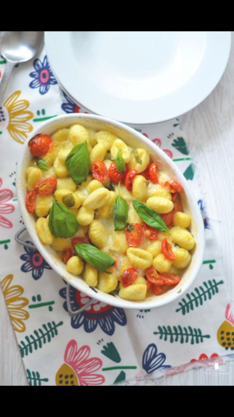 Acabas de encontrar tu nueva cena favorita. 🍅🌿

 Solo necesitas una bandeja, ingredientes frescos y muchas ganas de disfrutar.

​No es magia, son gnocchi al horno con tomates, mozarella y albahaca gratinados a la perfección. 🧀✨

​✨ Paso a paso, cantidades y todos los trucos en: www.inmylittlekitchen.com 

🔗 Enlace directo en mi perfil (Guarda este Reel para cuando no sepas qué cocinar) 💾

 #internationalfoodiesunite  #goldentastyfoodie  #teamhappyfoodies #amigosfoodiesinsta #fellowfoodielovers