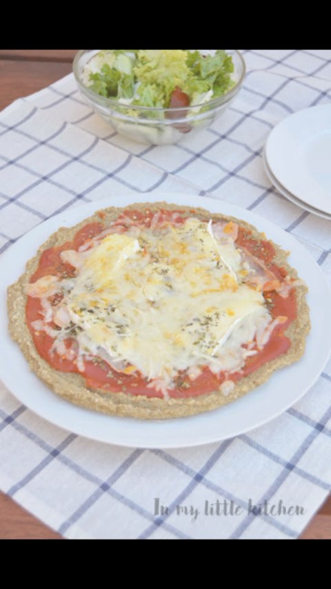 ​¿Quién dijo que el viernes de pizza no podía ser nutritivo y delicioso a la vez? Hoy elevamos el juego con esta joya: la famosa pizza con base de quinoa inspirada en la receta original de la icónica Deliciously Ella. 🌿✨

​Si nunca has probado una base que no sea de harina, prepárate para flipar. No es solo una alternativa saludable, es una experiencia de sabor y textura totalmente distinta.

​✨ ¿Qué hace a esta base tan especial?
🍕​Crujiente y ligera: Olvídate de la sensación de pesadez. Esta base queda súper 'crunchy'.
🍕Solo 1 ingrediente estrella: La magia ocurre hidratando y triturando la quinoa. ¡Sin harinas refinadas!
🍕​Proteína completa: Es una opción perfecta si buscas una cena gluten-free y cargada de nutrientes.
🍕 Personalizable: Aguanta todos tus toppings favoritos sin romperse.

​Si estás buscando recetas de cena saludable, opciones veganas o simplemente quieres variar tu menú semanal, esta pizza se va a convertir en tu nueva obsesión.

​👉 ¿QUIERES LA RECETA PASO A PASO?
Tienes todos los detalles, tiempos de remojo y trucos para que te quede perfecta en mi blog:
🔗 www.inmylittlekitchen.com (Link en la bio 👆)
​Guarda este Reel para tu próxima noche de pizza y cuéntame: ¿Qué toppings le pondrías tú? 👇

 #internationalfoodiesunite  #goldentastyfoodie  #teamhappyfoodies #amigosfoodiesinsta #fellowfoodielovers