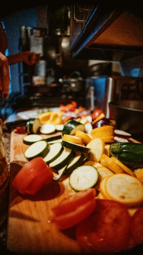 En casa nos negamos a desperdiciar, así que aquí te traigo 6 ideas brutales para darle una segunda vida a lo que tienes en la cocina. ♻️✨

1️⃣ Pudding de pan: Para ese pan de ayer (o de antes de ayer).
2️⃣ Crema de verduras asadas: El sabor se multiplica, ¡prometido! 🥣
3️⃣ Pasta con salsa de calabaza: Cremosa, fácil y deliciosa.
4️⃣ Bocaditos de patata: El snack definitivo. 🥔
5️⃣ Tortillas de verduras: Para limpiar el cajón de la nevera con estilo.
6️⃣ Banana bread sin gluten: Esos plátanos negros son ORO. 🍌🍞

👇 ¿Cuál de estas vas a probar primero? Cuéntame en comentarios cuál es tu ingrediente "olvidado" número uno y te doy ideas.

Te recuerdo que todas estas recetas y muchas más las puedes encontrar en el blog. 
Solo tienes que ir a @inmylittlekitchen_  pinchar en el enlace directo al blog y luego ir al buscador de recetas ❤️ 

 #internationalfoodiesunite  #goldentastyfoodie  #teamhappyfoodies #amigosfoodiesinsta #fellowfoodielovers