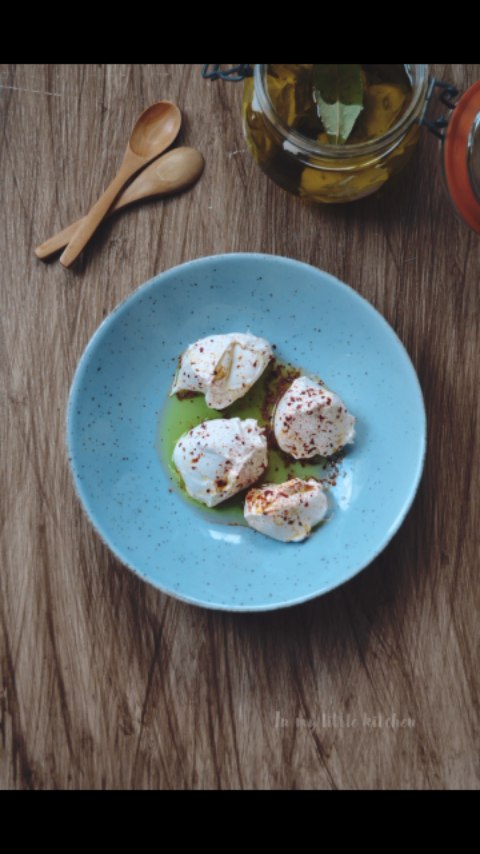 ​¿Sabías que el Labneh no es solo un queso, sino una tradición milenaria que viaja desde las montañas del Líbano y Siria hasta tu mesa? 

​Nació de la necesidad de conservar la leche en climas cálidos. Los pastores nómadas descubrieron que, al filtrar el yogur en telas de lino, el suero se perdía y quedaba una crema densa, suave y con un toque ácido irresistible. Es, esencialmente, el alma del yogur concentrada.

​Hoy en día es el rey de cualquier aperitivo, servido siempre con un buen chorro de aceite de oliva virgen extra y una pizca de za’atar. 🌿✨

​¿Por qué te va a encantar?
​Solo necesitas yogur, especias de tu elección y un poquito de tiempo y paciencia.

​Es la base perfecta para dips dulces o salados y ​es mucho más saludable y ligero que cualquier queso crema comercial.

​👉 TIENES LA RECETA PASO A PASO Y CONSEJOS PARA QUE TE QUEDE BIEN CREMOSO EN: 🔗 www.inmylittlekitchen.com (Link en la bio)

 #internationalfoodiesunite  #goldentastyfoodie  #teamhappyfoodies #amigosfoodiesinsta #fellowfoodielovers