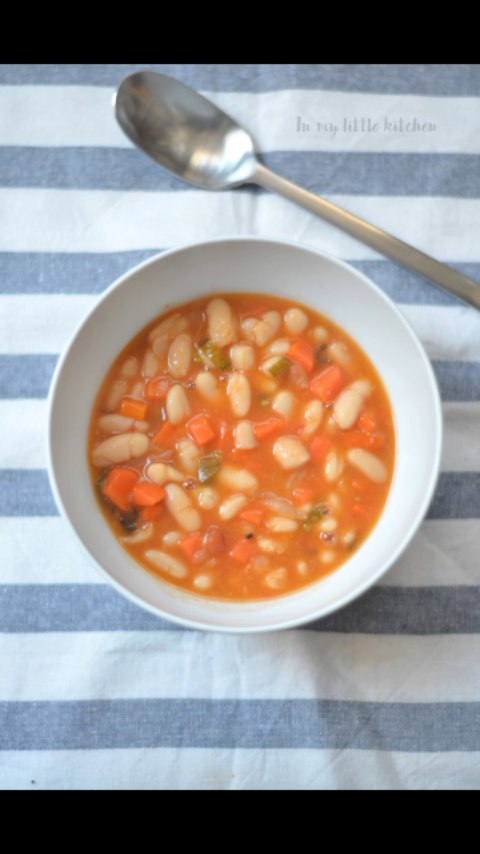 ¿Buscas el abrazo más cálido en forma de plato? 🥣✨ 

Te presento la Fasolatha, la sopa tradicional griega de alubias blancas y tomate que enamora a la primera cucharada. 🇬🇷

Es sencilla, nutritiva y el secreto mejor guardado de la dieta mediterránea. Perfecta para esos días grises que necesitan un poco de luz (y mucho sabor).

👉 Tienes la receta paso a paso esperándote en:
🌐 www.inmylittlekitchen.com

 #internationalfoodiesunite  #goldentastyfoodie  #teamhappyfoodies #amigosfoodiesinsta #fellowfoodielovers