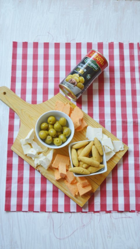 Hoy te propongo que hagas estos colines 🥖sin gluten para el fin de semana. ​

Se trata de una masa muy sencilla de hacer, no se utiliza levadura de panadero, no hay reposos y es una receta sencillísima.

El sabor de estos colines es muy especial, ese sabor se lo da la harina de garbanzo, que esi favorita para las recetas saladas y panes son una delicia.

Tienes el paso a paso con todos los ingredientes y los trucos, tienes el enlace directo al blog en mi perfil 
🔗 www.inmylittlekitchen.com (Link en mi bio)

 #internationalfoodiesunite  #goldentastyfoodie  #teamhappyfoodies #amigosfoodiesinsta #fellowfoodielovers