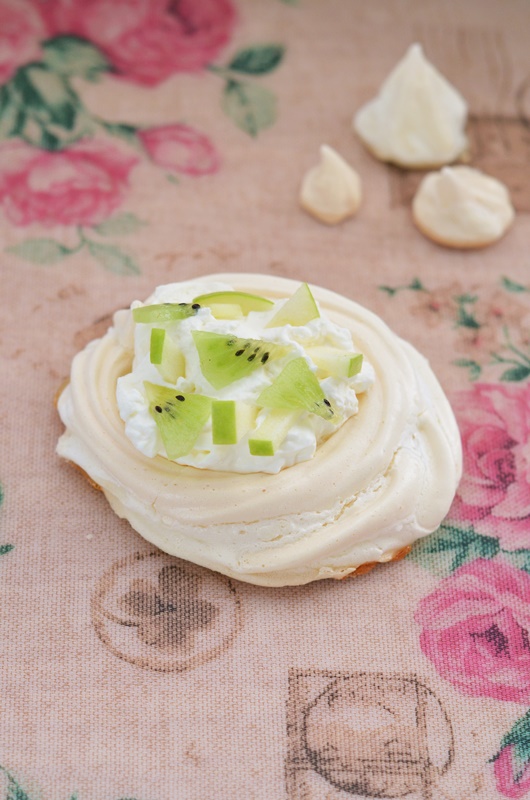 Pavlova con kiwi y manzana