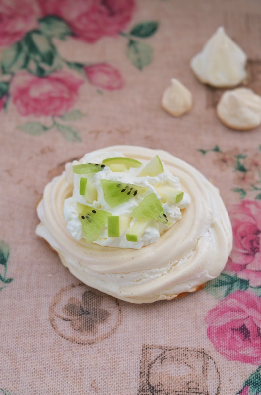 Pavlova con kiwi y manzana