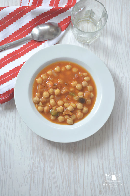 Guiso de garbanzos con verduras asadas