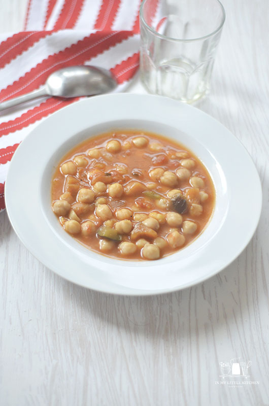 Guiso de garbanzos con verduras asadas