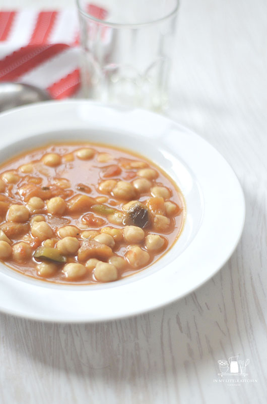 Guiso de garbanzos con verduras asadas