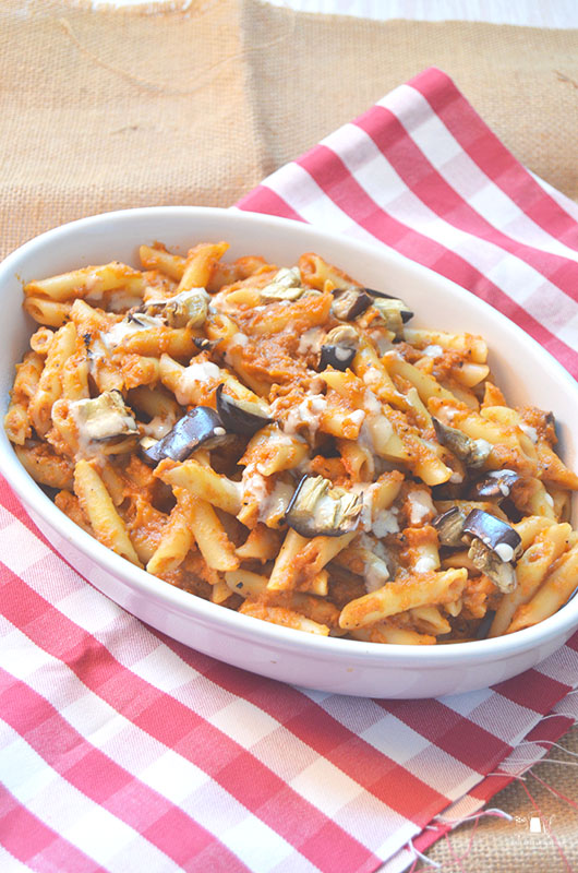 Pasta con berenjena ahumada y tahini