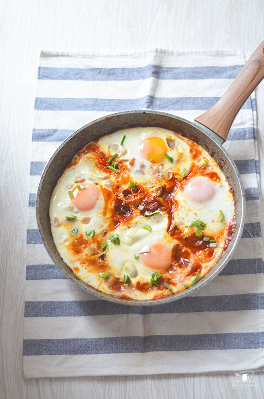 Shakshuka o huevos con tomate