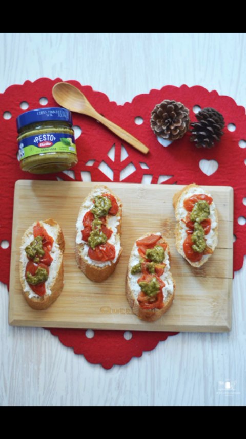 El entrante estrella de tu cena de Navidad 🎄✨

Si buscas un aperitivo que se prepare en 5 minutos pero que parezca de restaurante de lujo, guarda esta receta. 

La cremosidad del queso de cabra con la frescura del pesto y el tomate es, literalmente, un bocado de gloria. 🤤

¿Lo mejor? No necesitas ensuciar media cocina para sorprender a tus invitados estas fiestas. 🥂

#RecetasNavideñas #goldentastyfoodie #amigosfoodiesinsta #fellowfoodielovers #teamhappyfoodies