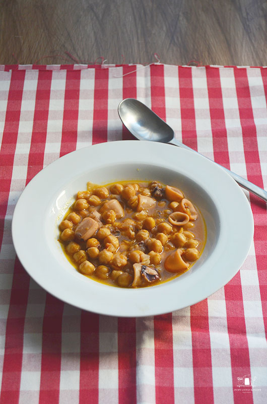 Guiso de garbanzos con calamares