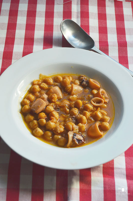 Guiso de garbanzos con calamares