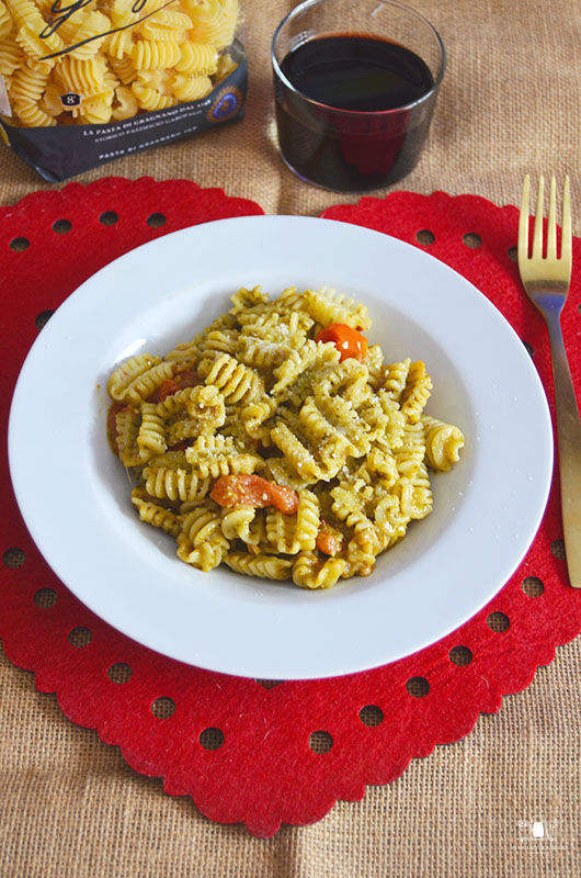 Pasta con pesto y tomate